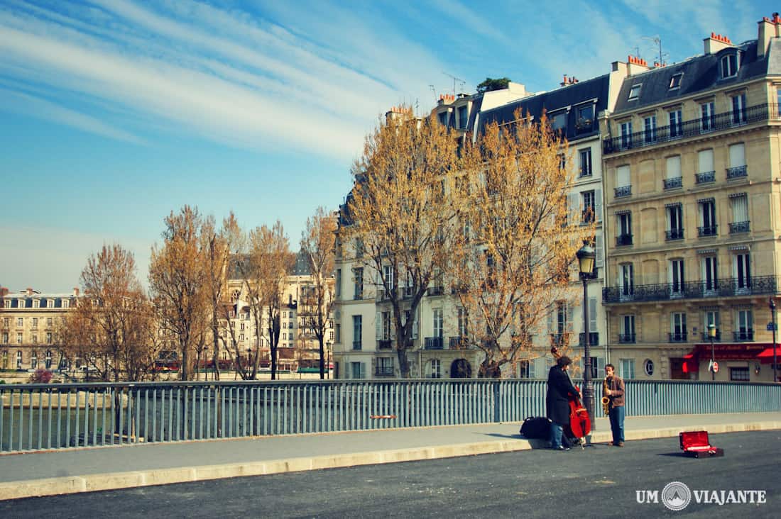 Musicos em uma das pontes de Paris