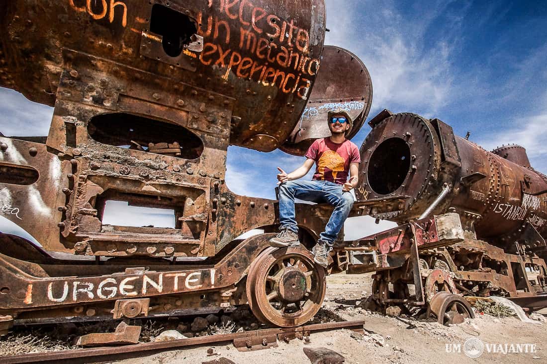 Um Viajante no Cemitério de Trens de Uyuni, Bolívia