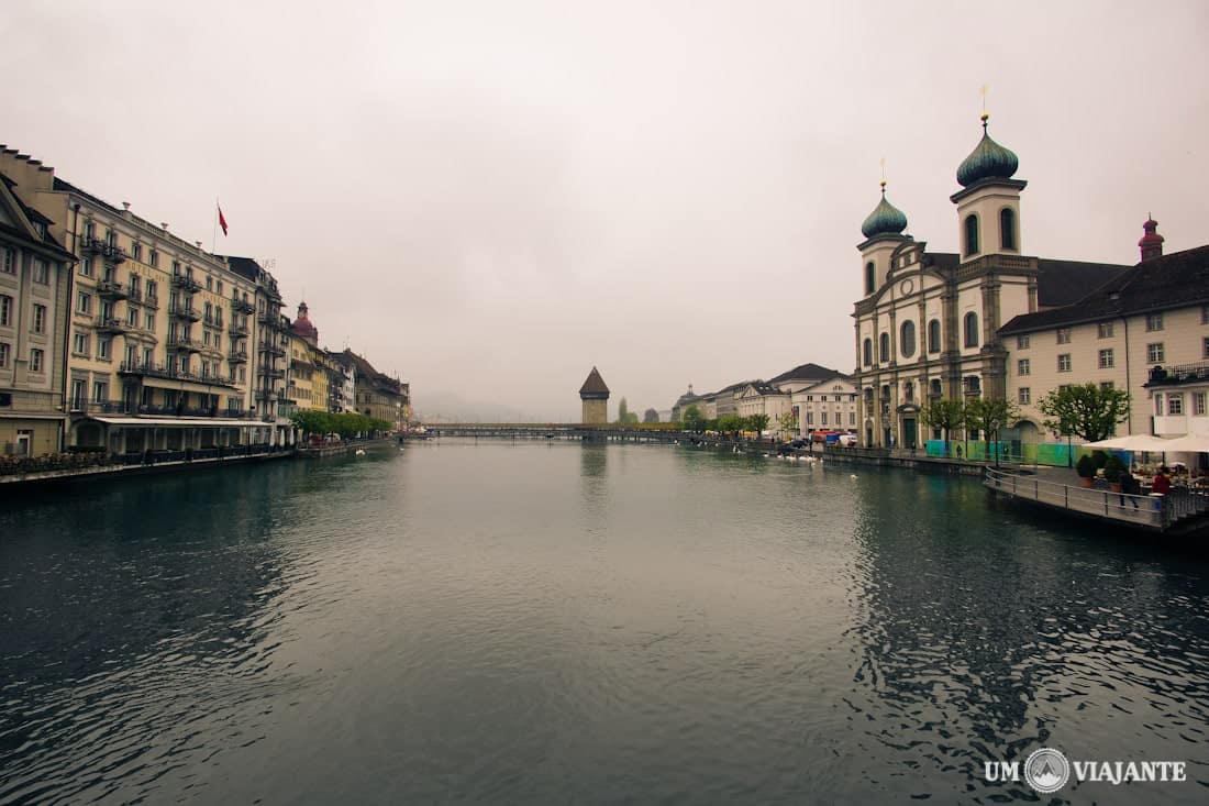 Chapel Bridge ao fundo, Igreja Jesuíta de Lucerna a direita - Suíça