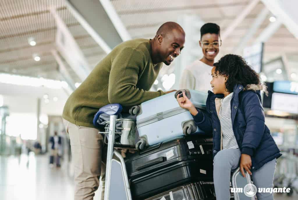 É obrigatório usar máscara em voos e aeroportos?